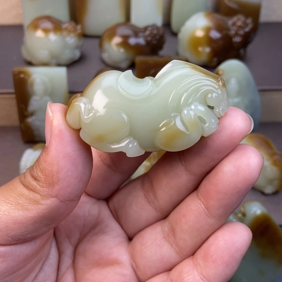 颈饰未镶嵌和田玉（糖玉）