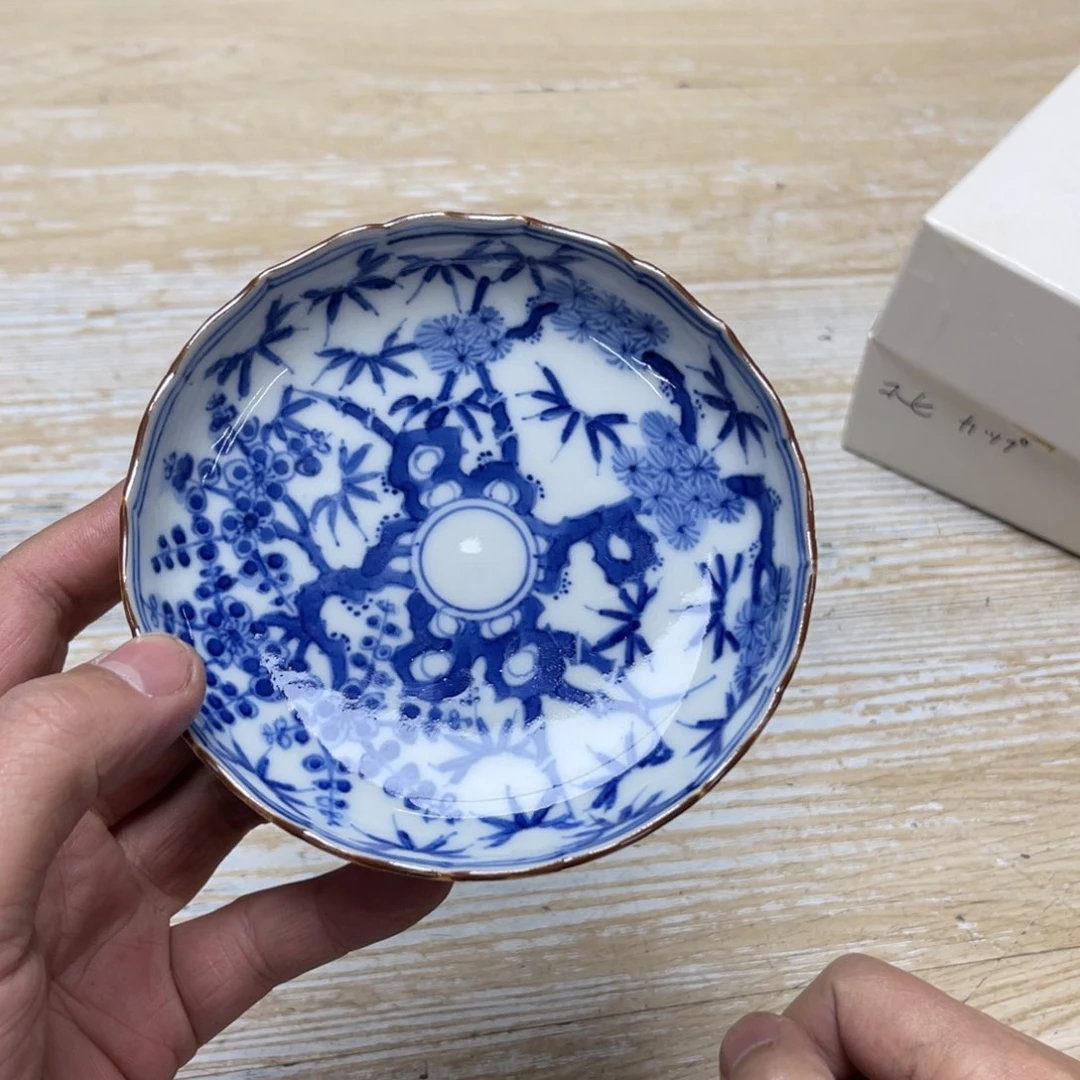 瓷片三**生密密麻麻地排列着一个