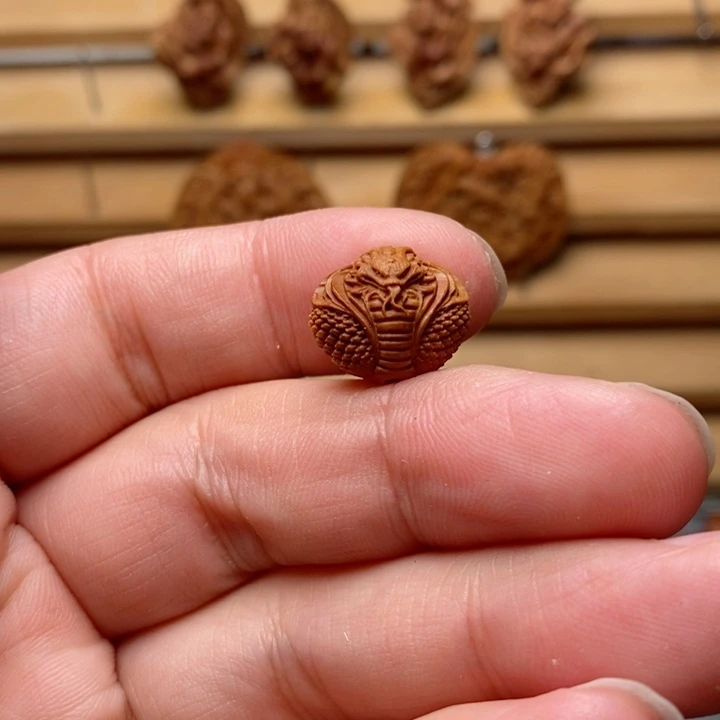 桃核雕刻蛇王单颗