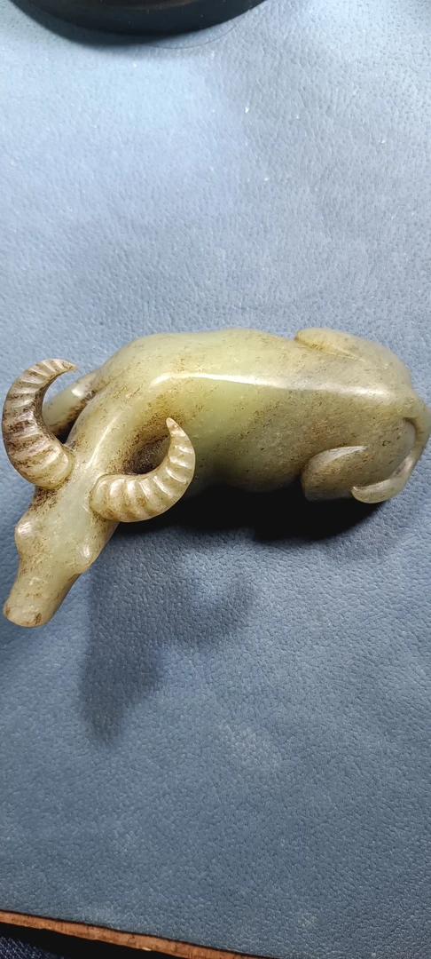 和田青黄玉牛。工艺精美