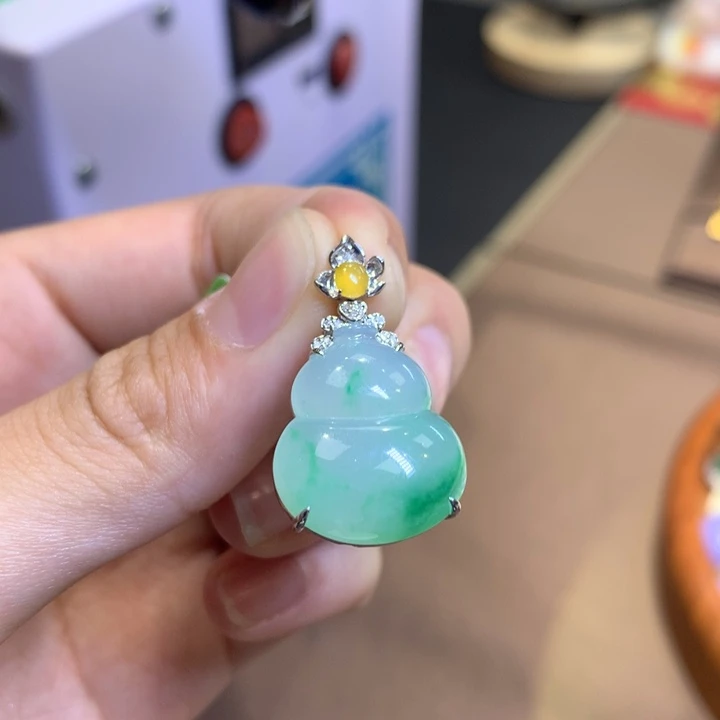 颈饰18K金镶嵌翡翠翡翠
