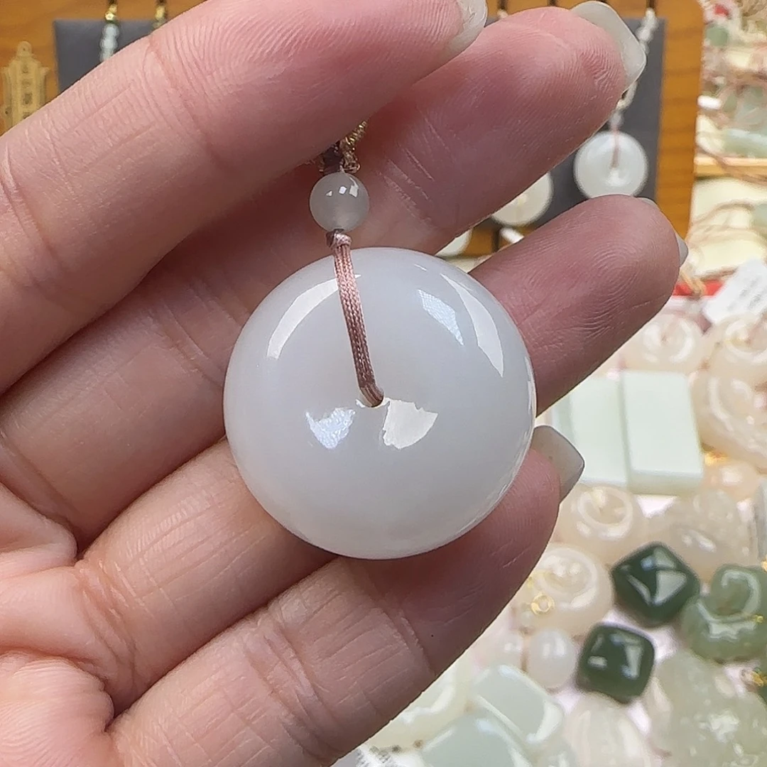 多***菜和田玉未镶嵌颈饰