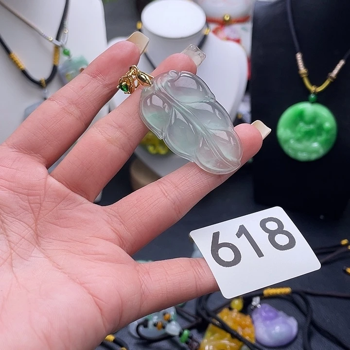 翡翠未镶嵌吊坠(赠链)