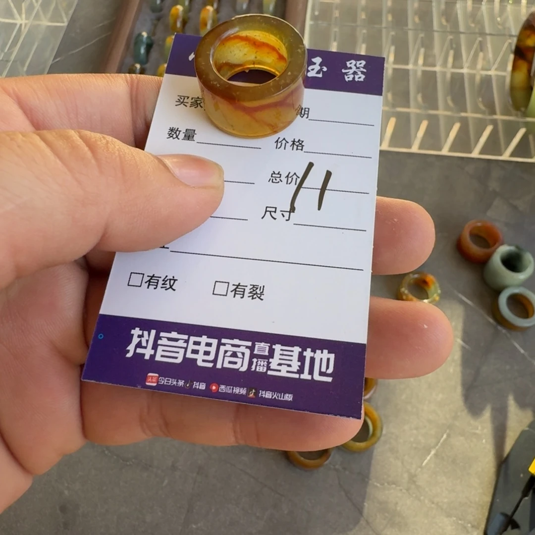 蛇纹石玉手镯合金是*