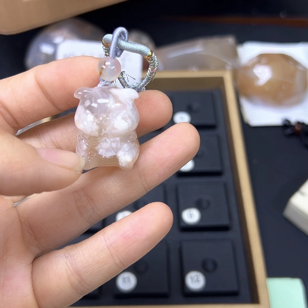刘***岁石英质玉未镶嵌颈饰