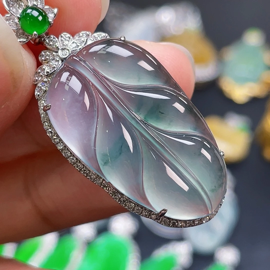 翡翠18K金镶嵌颈饰飘花叶子