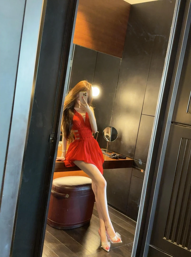 V领性感辣妹连衣裙女钓系约会裙小众设计性感纯欲露腰绝美短裙