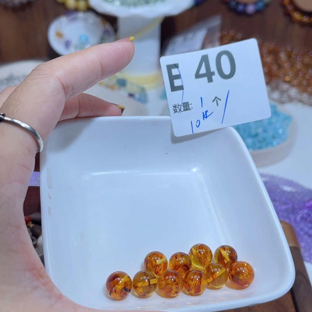 未镶嵌琥珀珠宝奇石E40。