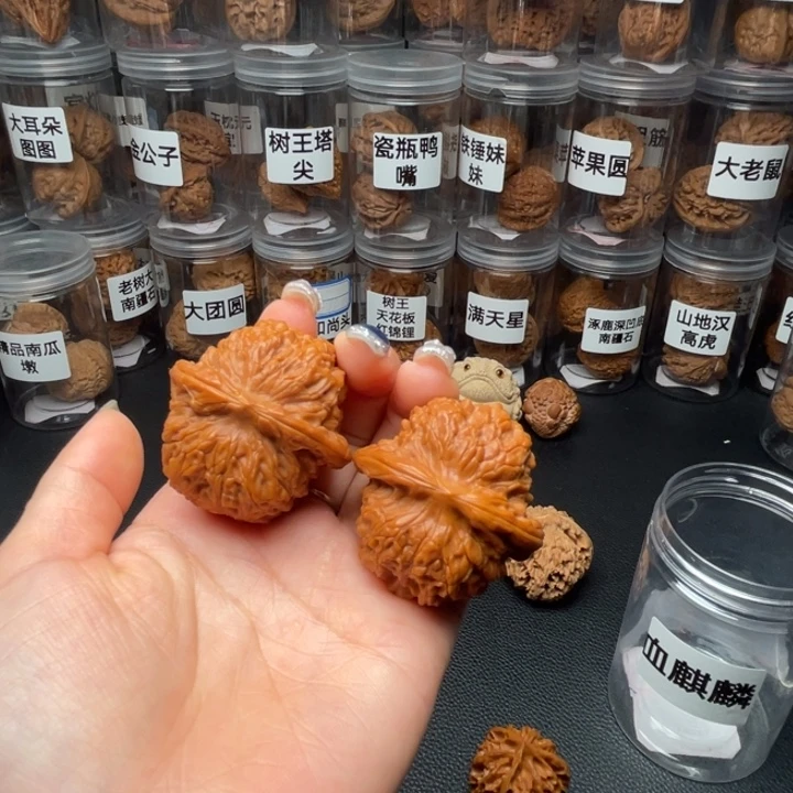 文玩核桃吊坠血麒麟40