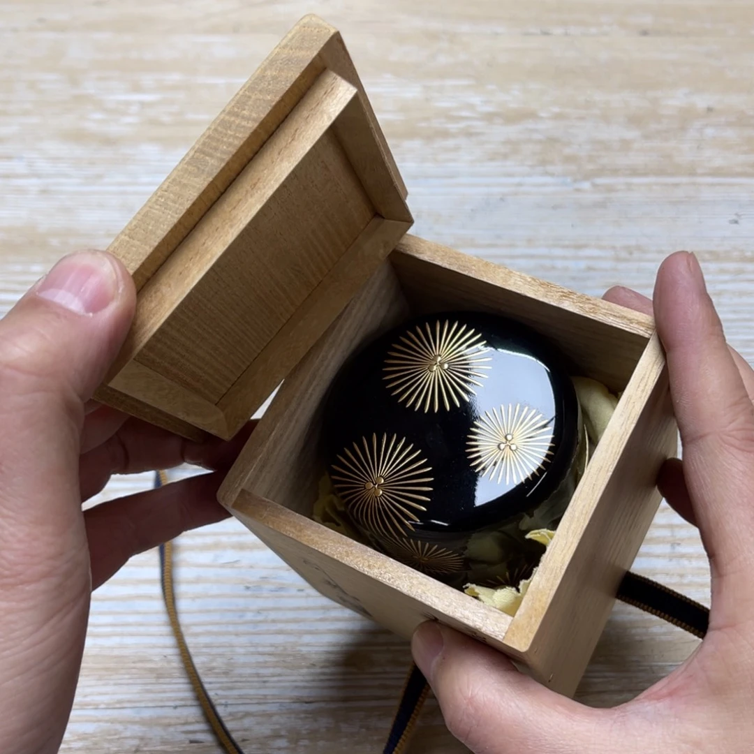 瓷片用****1密密麻麻地排列着一个