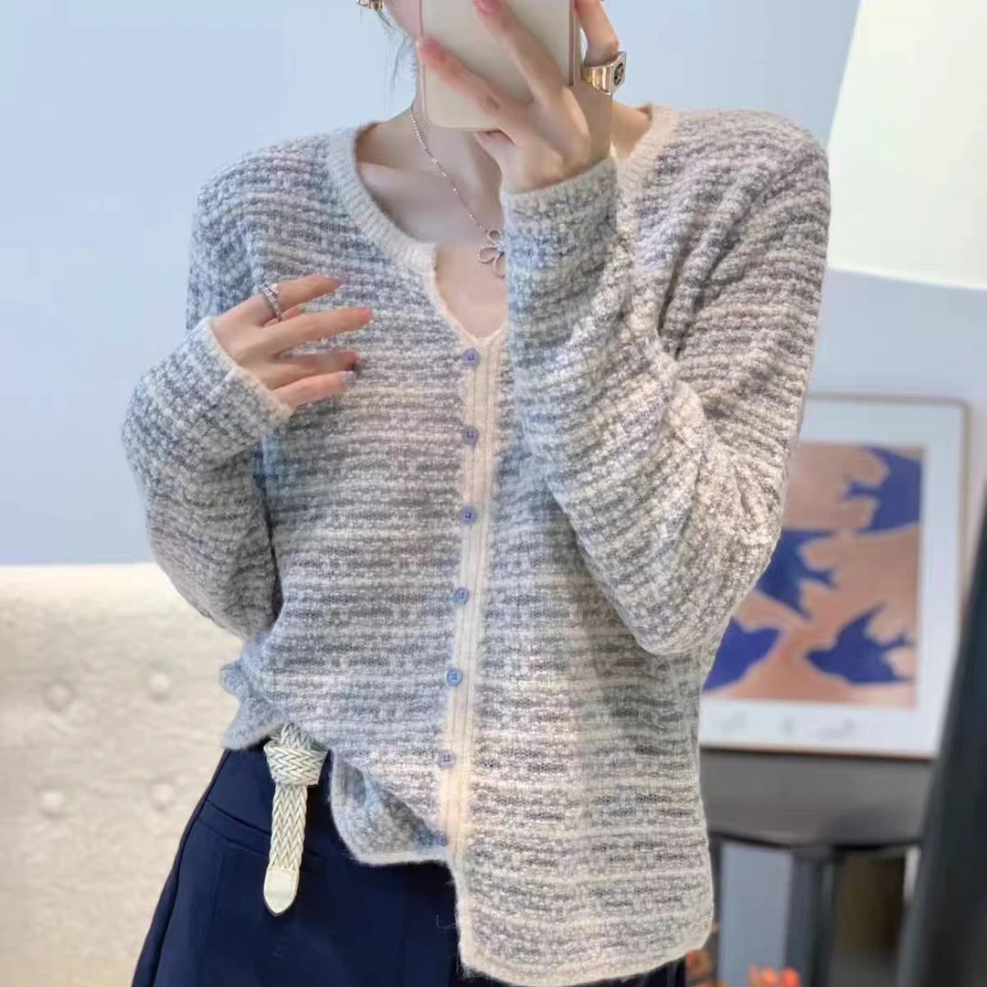2025年秋季新款时尚百搭宽松韩系V领长袖针织衫女气质感条纹上衣