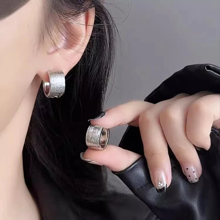 铜合金耳饰 拉丝银色耳环女小众设计感时尚百搭耳钉轻奢高级耳饰