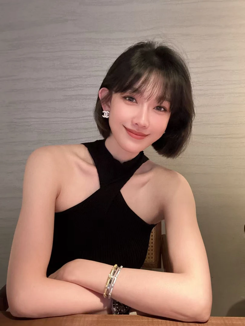 【Winnie】“520”系列 头像交叉设计感针织上衣 气质时髦