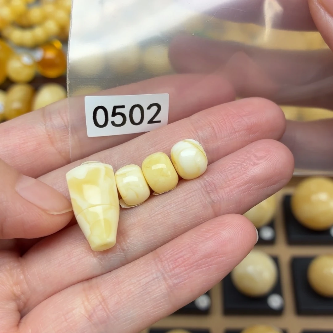 李***铭蜜蜡未镶嵌裸石蜜蜡10+三通，9+墩子