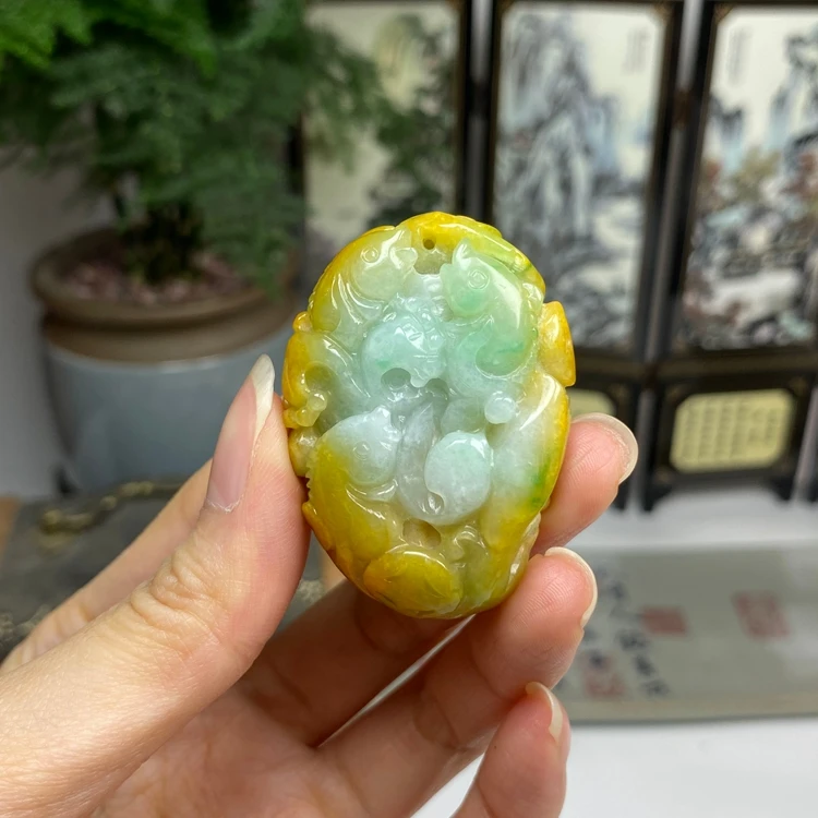 黄加绿如鱼得水吊坠挂件 天然翡翠A货