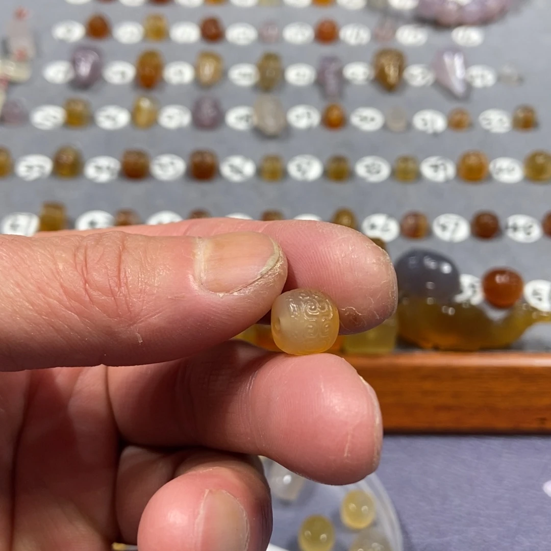 茅***哥玛瑙/玉髓合金颈饰珠