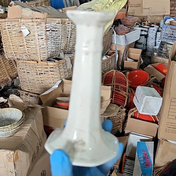 瓷片盘子碗茶壶啥都有