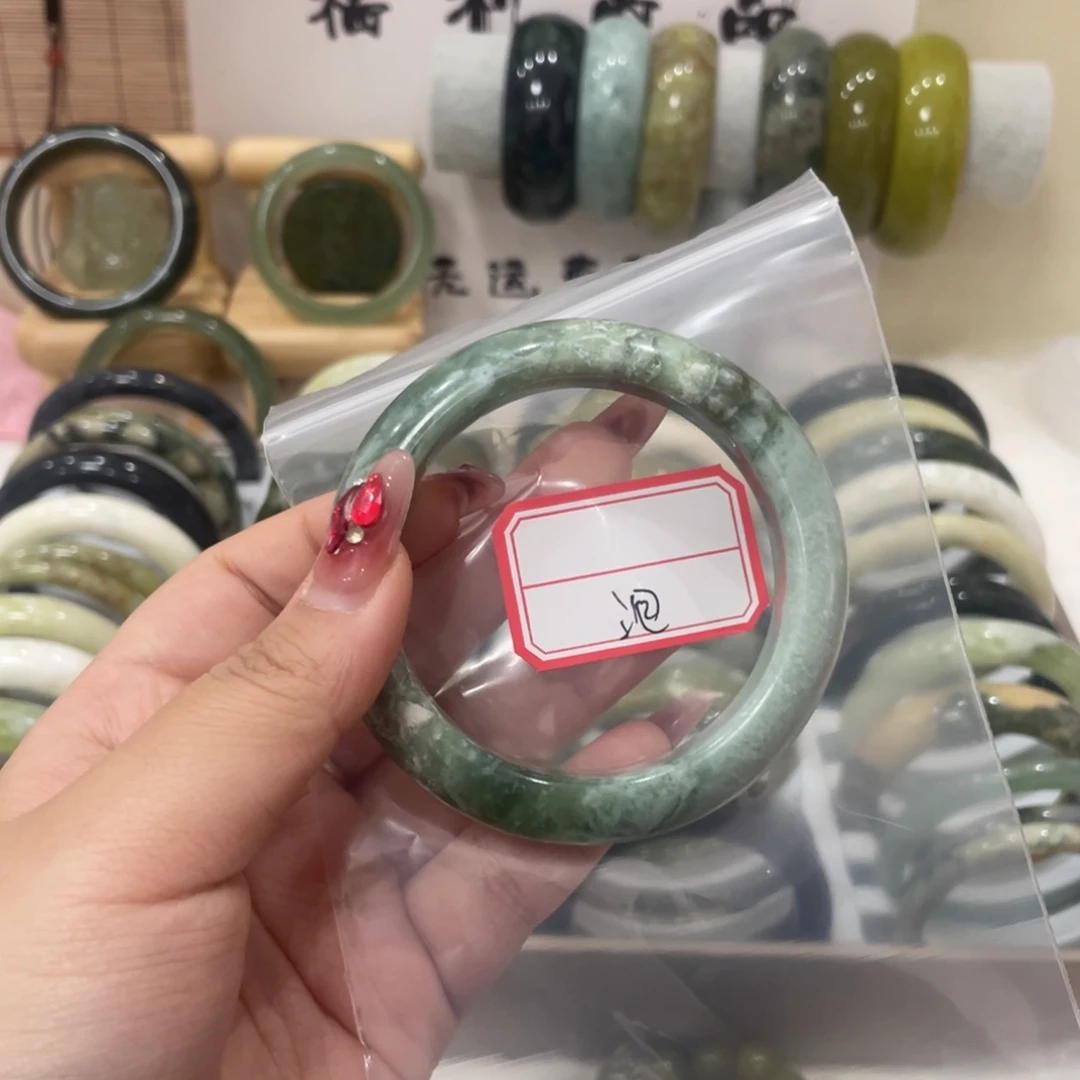 蛇纹石玉手镯未镶嵌悲***又