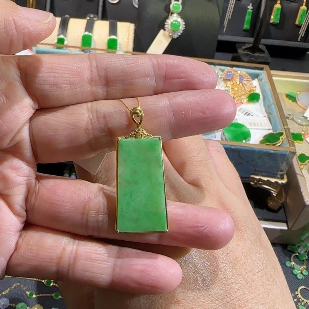 翡翠18K金镶嵌颈饰吊坠