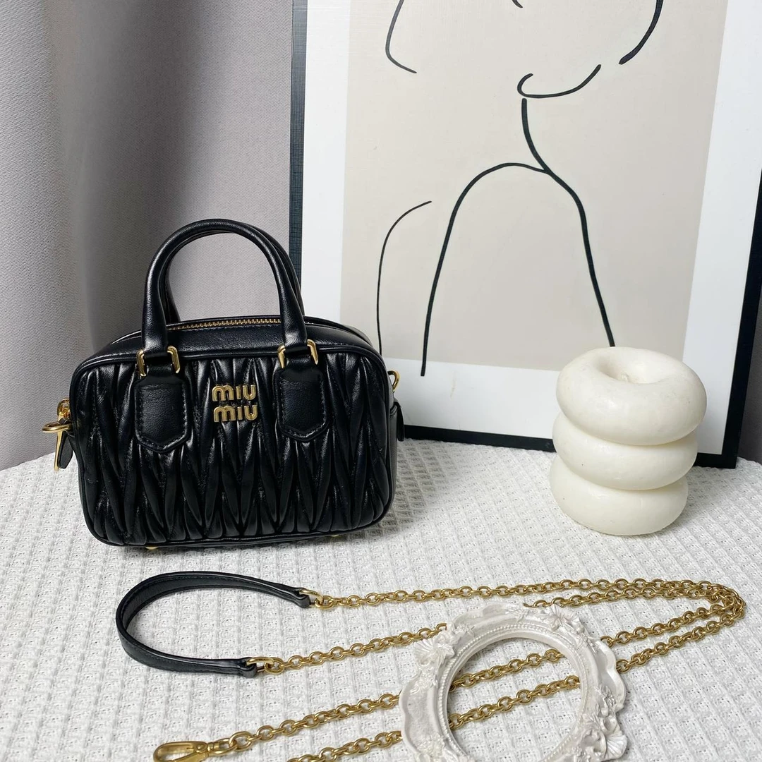 miumiu黑色mini褶皱保龄球包49372010