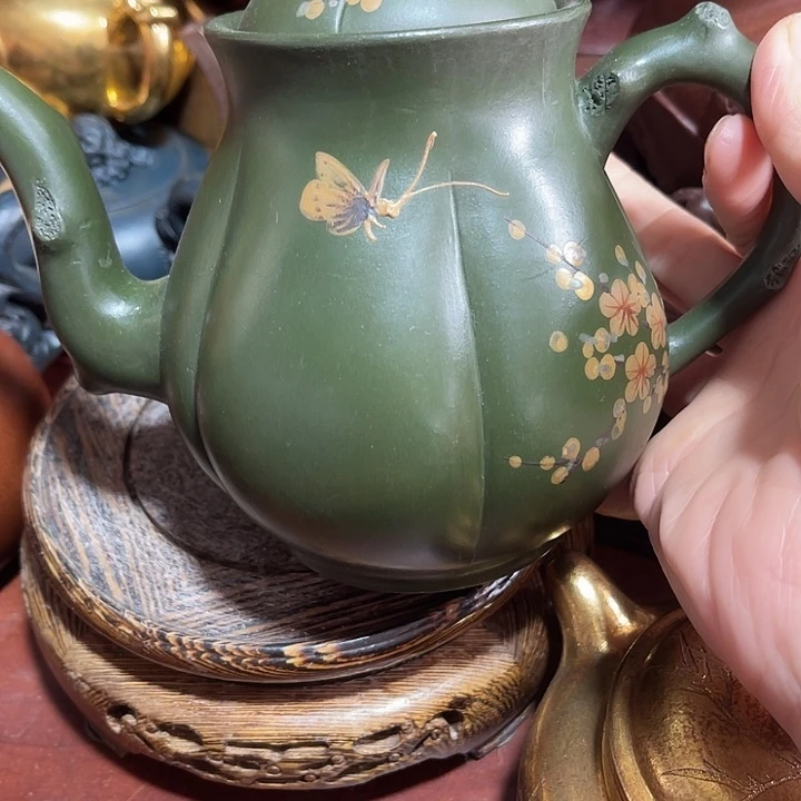 紫砂茶壶原矿泥料手工制作的一把紫砂壶。