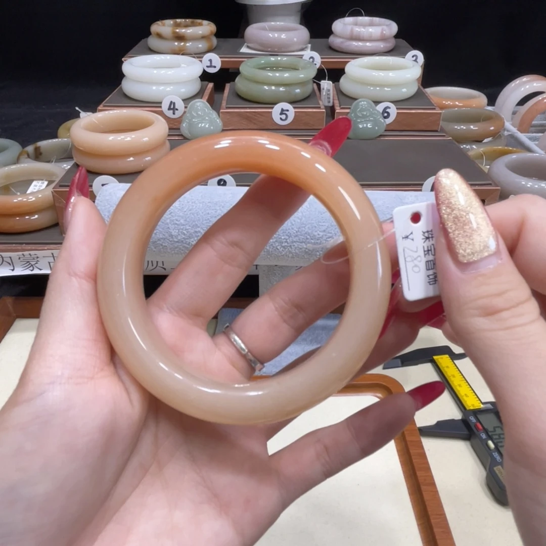 小***✓石英质玉未镶嵌手镯