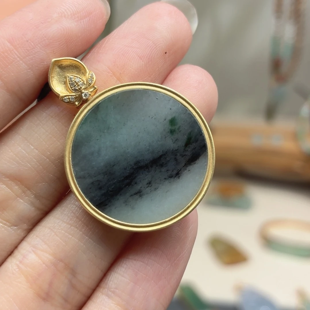 翡翠18K金镶嵌颈饰无事牌