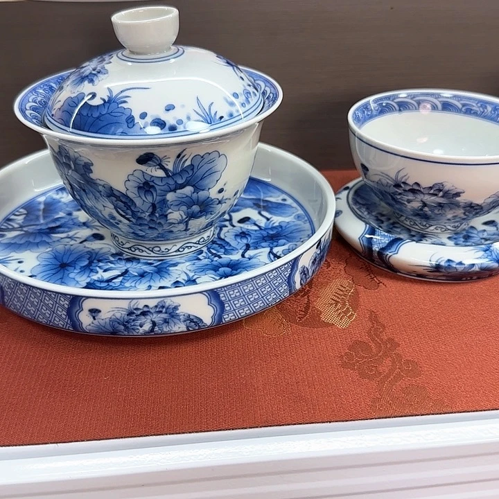 瓷片他在这里等我们吃饭