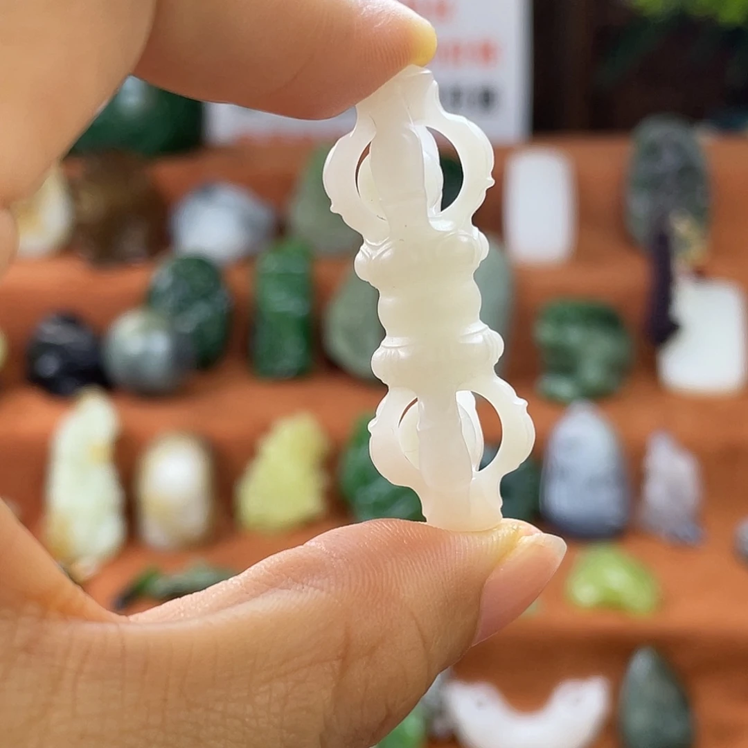 和田玉未镶嵌颈饰俄白油润金刚铃