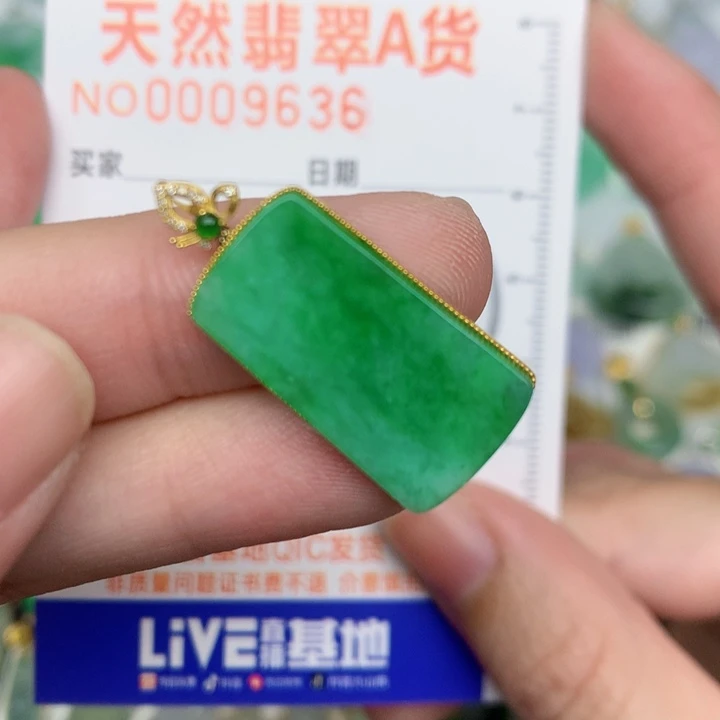 颈饰18K金镶嵌翡翠无事牌