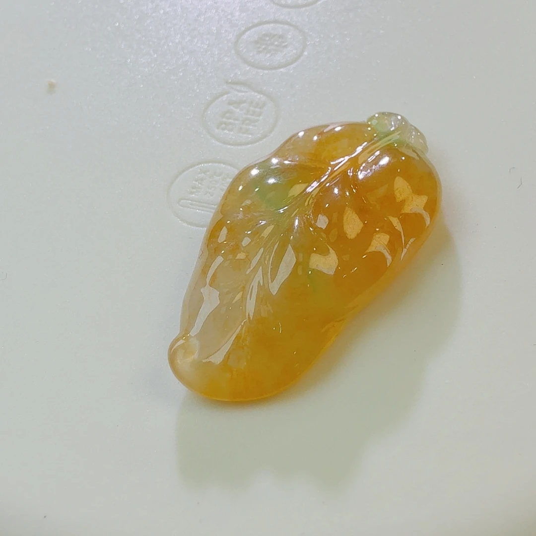 翡翠未镶嵌颈饰特色黄加绿叶子