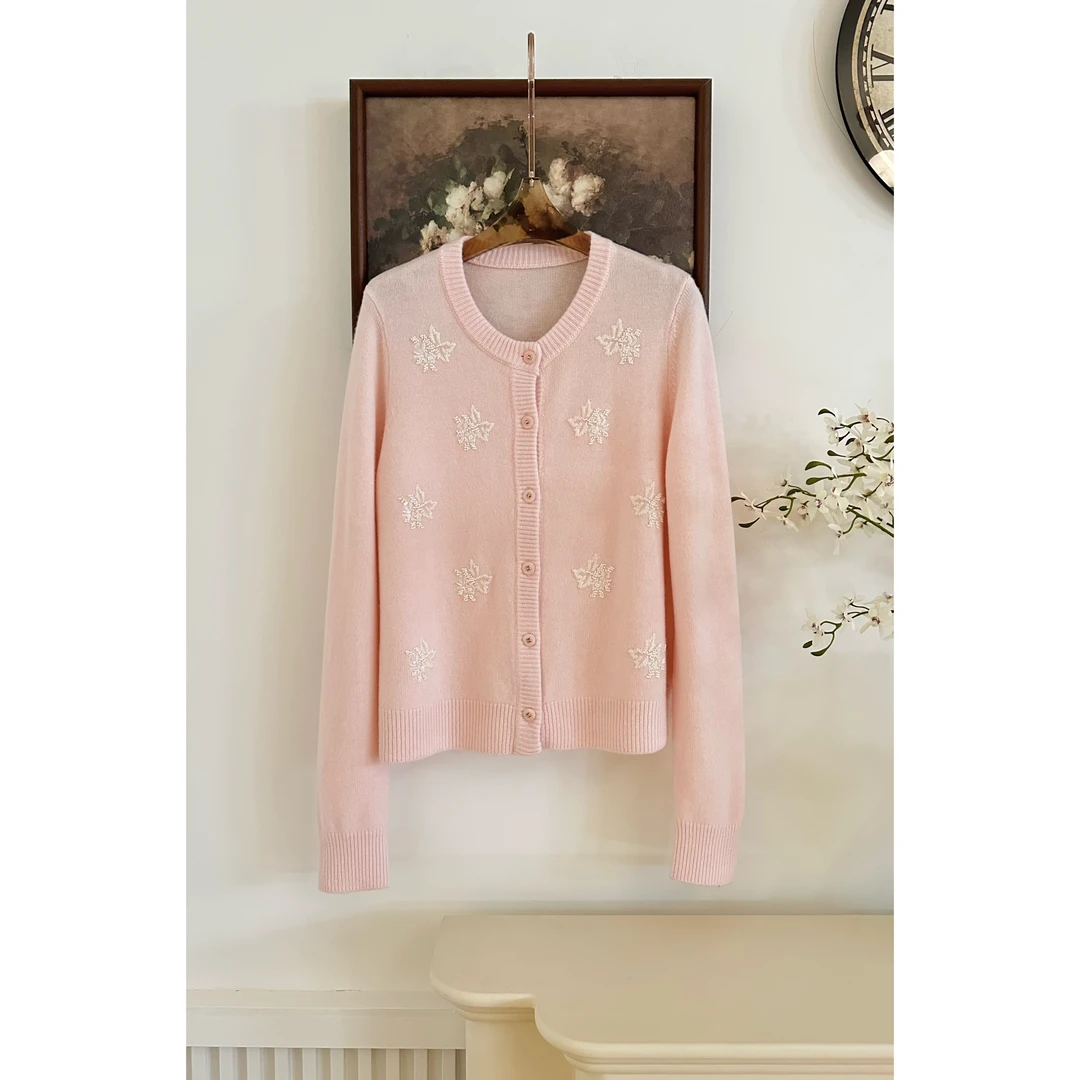 【桃之夭夭】路蔓法秋冬新款气质设计感钉珠刺绣圆领毛衣MF-2020