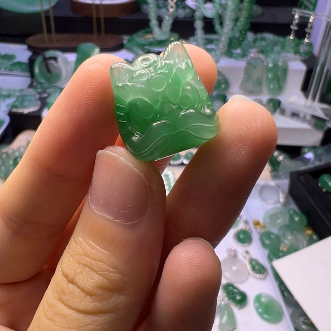 颈饰未镶嵌石英质玉（非洲翠）