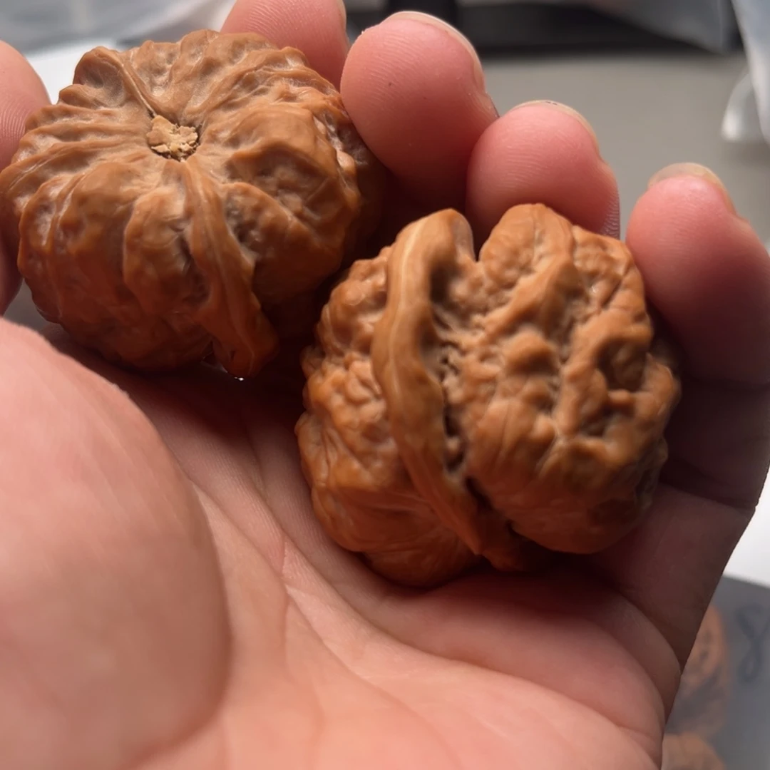 陌***、文玩核桃吊坠蛤蟆头