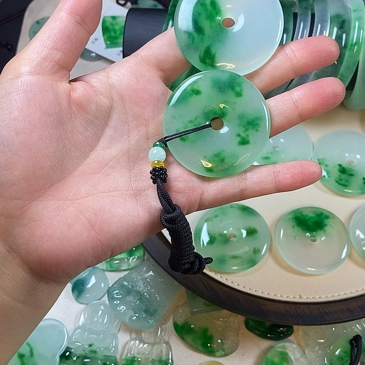 R***t翡翠未镶嵌颈饰平安扣