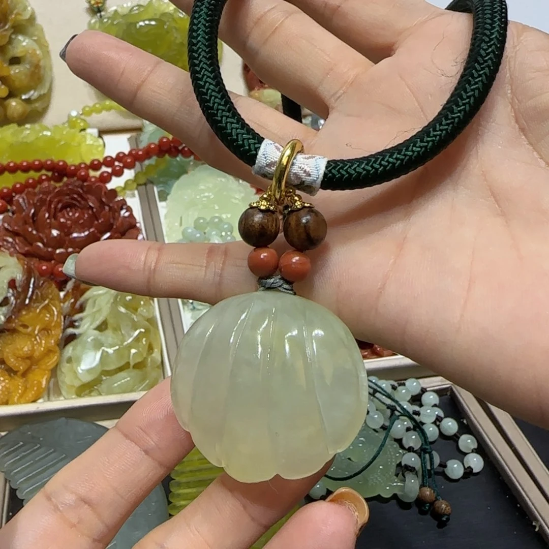 未镶嵌蛇纹石玉吊坠