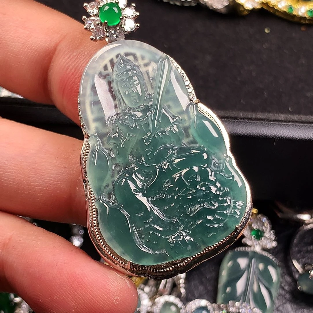 翡翠未镶嵌颈饰文殊