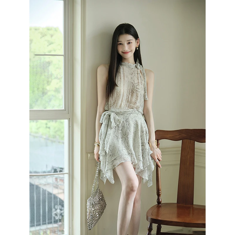 且可ChillCozy 费里尼 蛇纹印花&银葱细闪挂脖裙/半裙