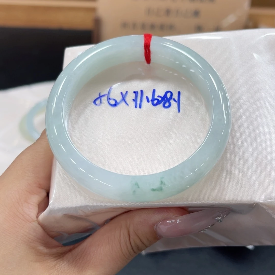 翡翠手镯未镶嵌翡翠