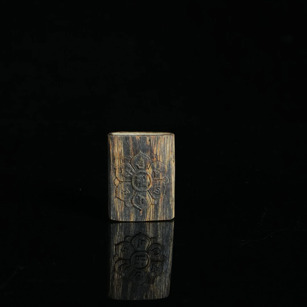 DY-B1345 金三角软油沉香万字纹吊坠 2.27x1.04x2.91cm 4.45g
