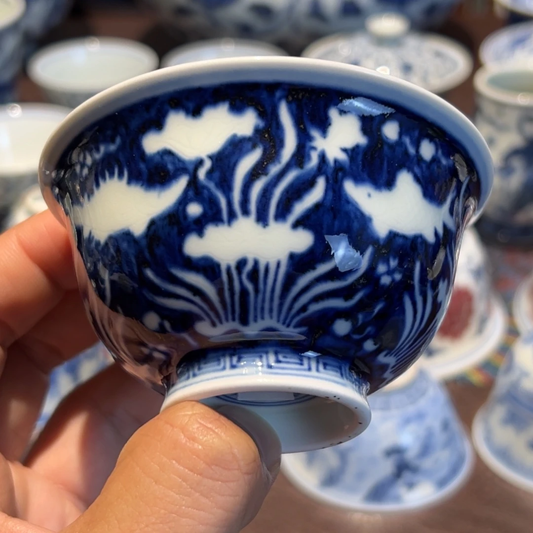精品青花留白暗刻鱼藻纹撇口杯口径约8.7厘米