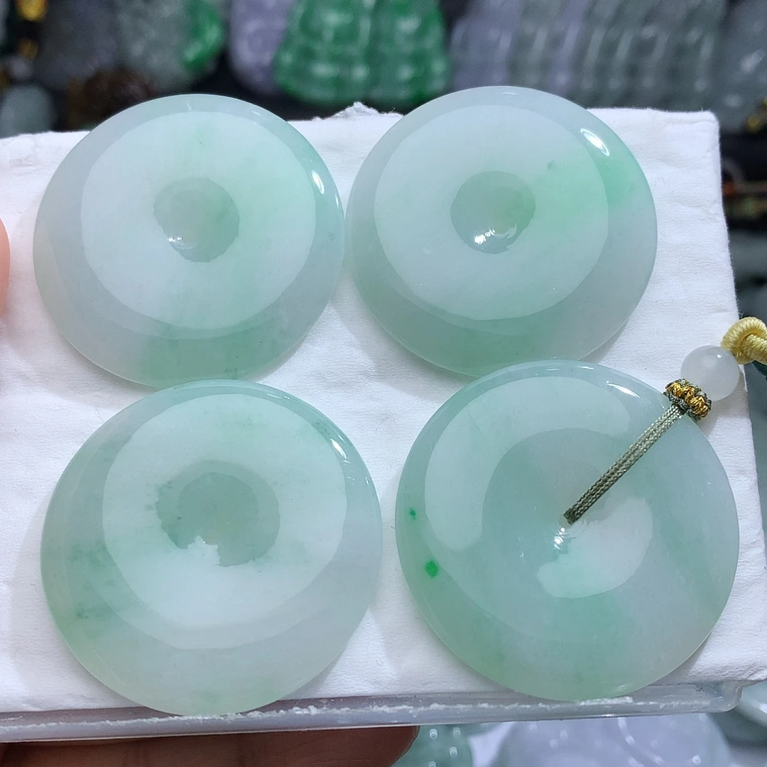 翡翠未镶嵌颈饰，多样性发其一