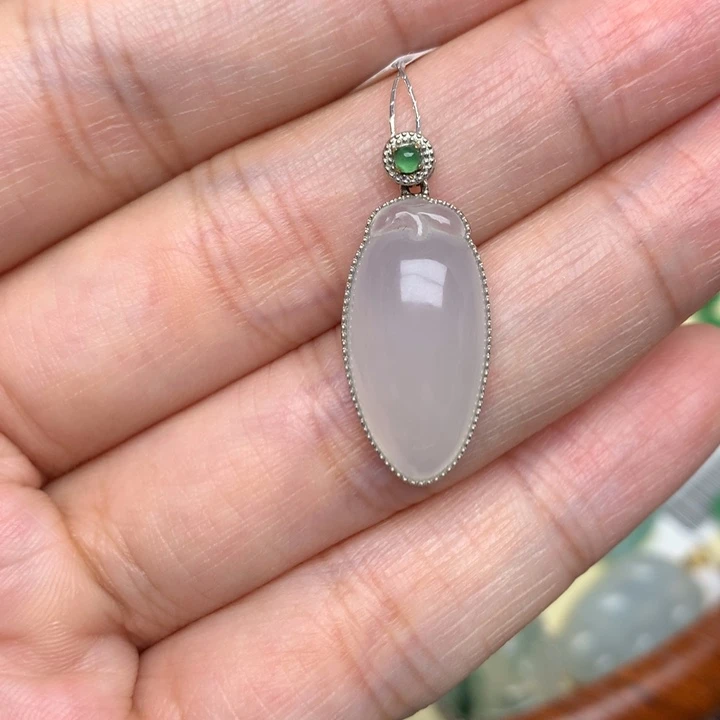 颈饰18K金镶嵌翡翠