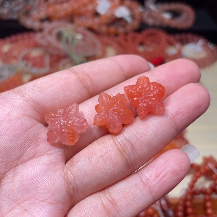 艳***姐未镶嵌打上下通孔735南红玛瑙