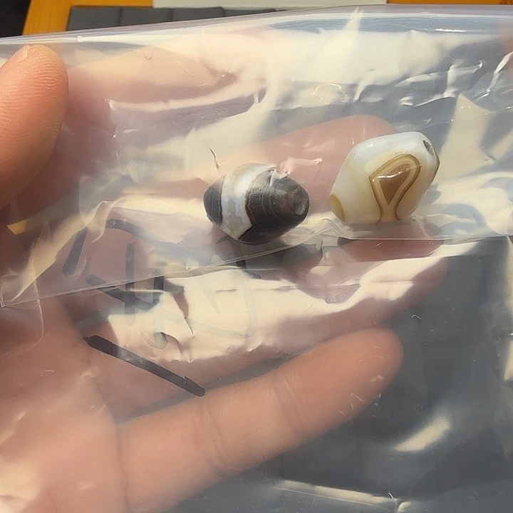 西****石英质玉（非洲翠）未镶嵌缠丝