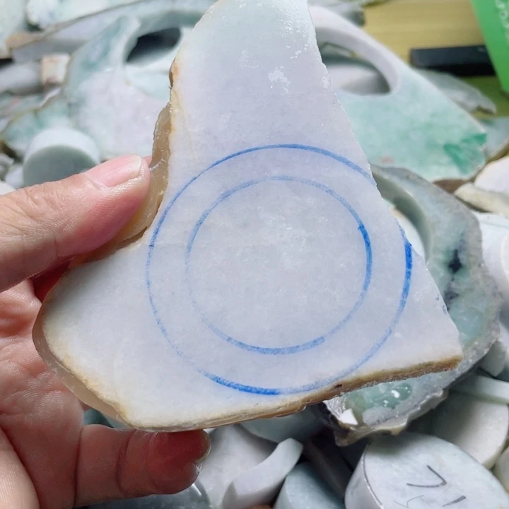 翡翠挂件未镶嵌翡翠