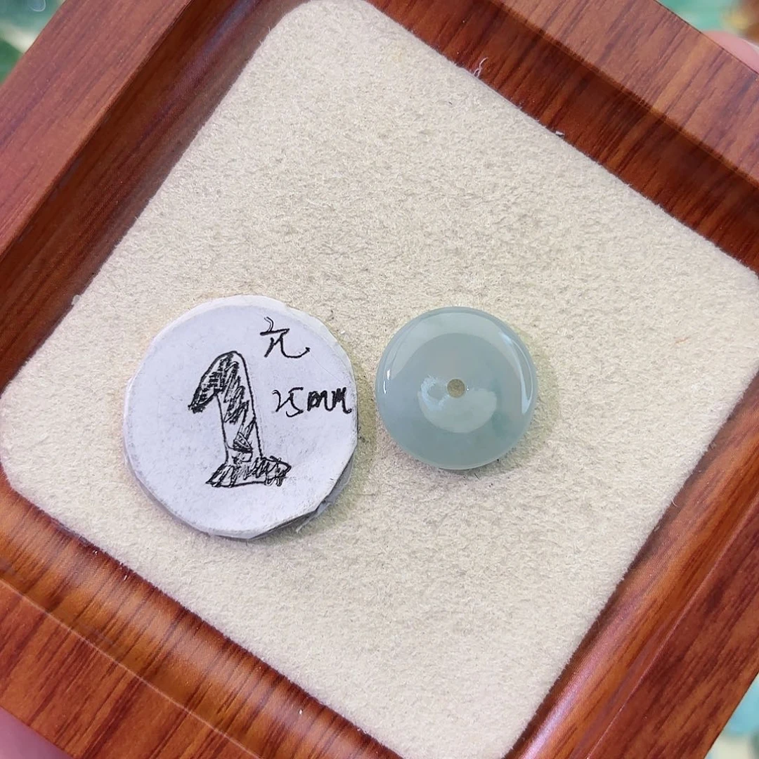 S***u翡翠未镶嵌颈饰平安扣