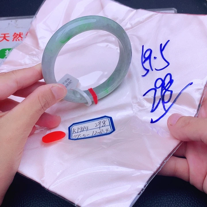 翡翠手镯未镶嵌翡翠