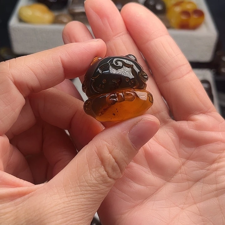 琥珀未镶嵌颈饰羊