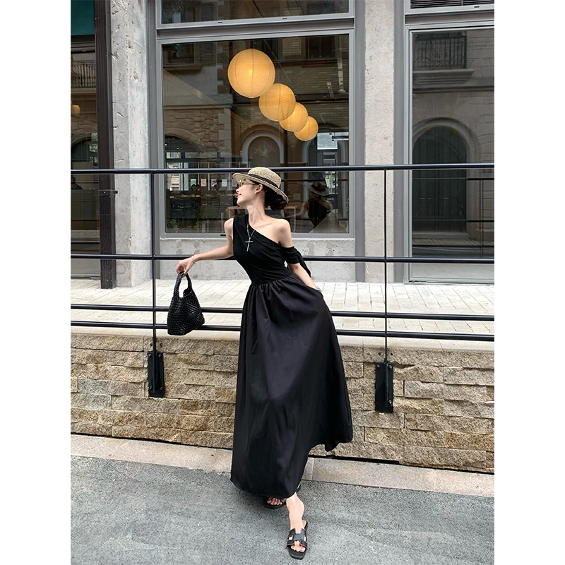 2025夏季新款斜肩时尚气质设计感连衣裙收腰显瘦度假风长裙子女